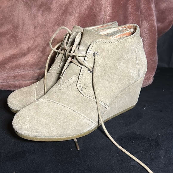Toms Shoes - BNWOT Tan Toms Booties Size 9.5